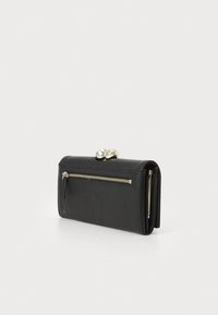 Carteira preta texturizada com um compartimento com fecho, acabamentos arredondados em prata e um fecho de combinação. Projetada para orientação horizontal.