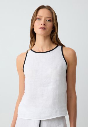 Weißes Leinen-Tank-Top mit schwarzem Besatz, verfügt über einen runden Halsausschnitt und ärmelloses Design, leicht lockere Passform und eine strukturierte Stoffoberfläche.