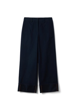 Marineblaue, weit geschnittene, verkürzte Hose mit Gürtelschlaufen, Seitentaschen und aufgeschlagenen Säumen mit dezenten braunen Stichdetails an den Saumkanten.