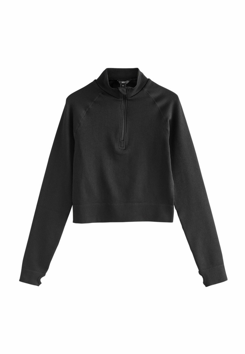 Hanorac negru scurt, cu guler înalt, fermoar, textură canalată și mâneci lungi cu cusături raglan. Design simplu, fără modele sau accente.
