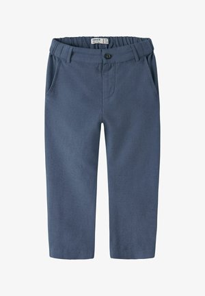 Kék gyerek nadrág rugalmas derékpánttal, gombos záródással, övbillegekkel és elülső zsebekkel.