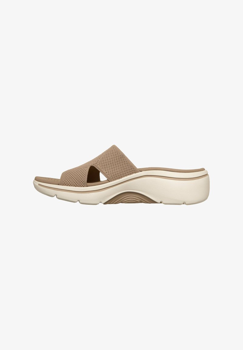 Sandale beige à enfiler avec dessus en mesh, bout ouvert et semelle blanche épaisse et profilée, conçue pour le confort et un usage décontracté.