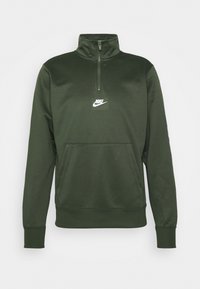 Felpa verde con zip realizzata in tessuto morbido; presenta un collo alto, tasca frontale e logo Nike bianco sul petto.