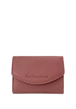 Portafoglio compatto in pelle rosa con patta piegata e nome del marchio Gian Marco Venturi impresso sulla parte anteriore.