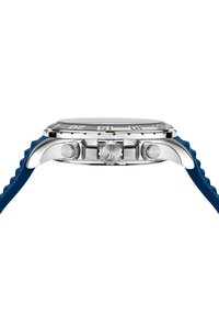 Kronografklocka i rostfritt stål med blått gummiband, räfflade detaljer på sidorna och en rund urtavla med kontrasterande markeringar.