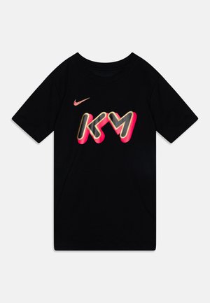 Zwart Nike T-shirt met korte mouwen, met roze en gouden "KM" letters en een kleine roze Nike-swoosh op de linker bovenborst.