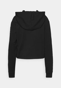 Sudadera negra recortada con capucha y mangas largas. El diseño sencillo presenta una textura lisa y sin hardware ni patrones visibles.