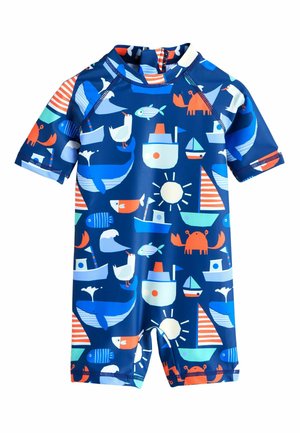 Niebieski krótki dziecięcy strój kąpielowy z kolorowym morskim wzorem przedstawiającym łodzie, wieloryby, ryby, mewy, kraby i ilustracje słońca.