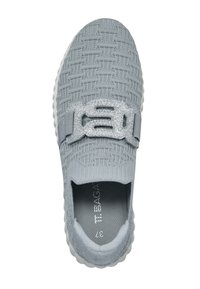 Graue gestrickte Sneaker mit einer strukturierten Oberseite, einem silbernen Glitzer-Riemen und einer weißen Gummisohle. Innen sind der Markenname und die Größe zu finden.