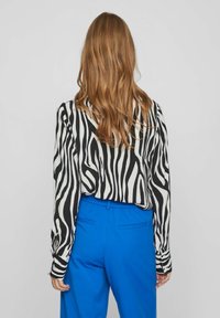 VILA V AUSSCHNITT - Blusa - black