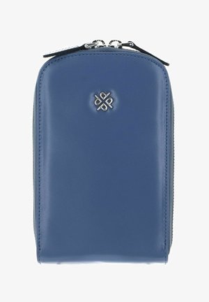 Portefeuille bleu en cuir avec fermeture éclair, texture lisse, sommet arrondi et logo argenté sur le devant. Design compact et élégant.