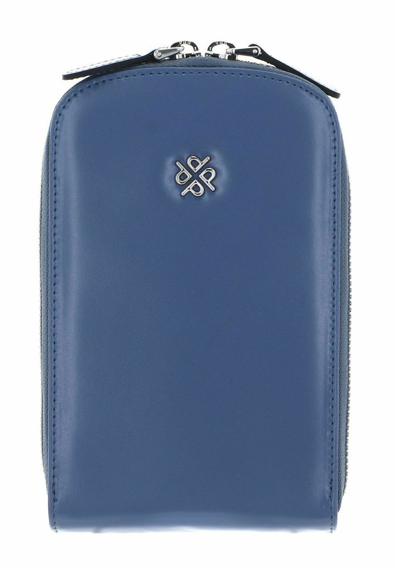 Portefeuille bleu en cuir avec fermeture éclair, texture lisse, sommet arrondi et logo argenté sur le devant. Design compact et élégant.