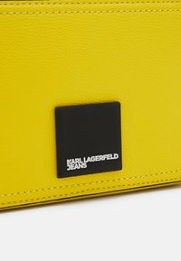 Karl Lagerfeld Jeans LOGO PATCH CAMERA - Torba preko tijela - cyber yellow