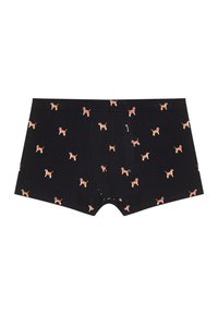 Schwarze Boxer-Shorts mit einem Muster aus kleinen braunen und weißen Beagle-Hunden, die rote Halsbänder tragen, auf einem weißen Hintergrund flach ausgelegt.