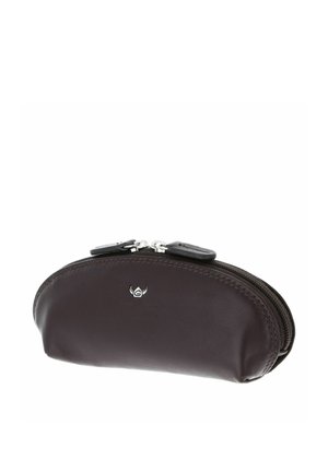 Petite pochette en cuir marron foncé avec fermeture à double zip et petit logo argenté sur le devant, centrée sur fond blanc.