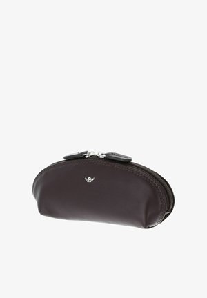 Petite pochette en cuir marron foncé avec fermeture à double zip et petit logo argenté sur le devant, centrée sur fond blanc.