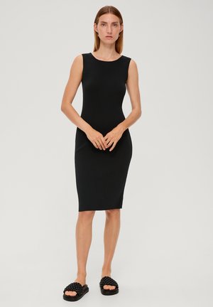 Schwarzes geripptes Strickkleid mit ärmellosem Design, figurbetontem Schnitt, knielangem Saum und Rundhalsausschnitt. Tragen Sie es mit geflochtenen schwarzen Riemchensandalen.