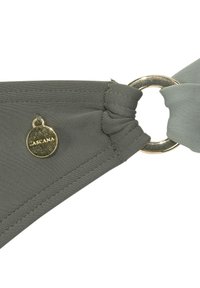Top bikini verde oliva con un design annodato sul lato, dotato di un'etichetta rotonda dorata con la scritta "LASCANA" e un anello metallico.