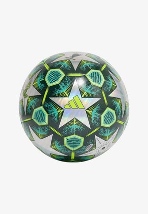 Grüner und silberner Fußball mit hexagonalen Paneelen, der ein Sternmuster und geometrische Designs zeigt. Hergestellt aus synthetischem Material, mit texturierten Oberflächen.