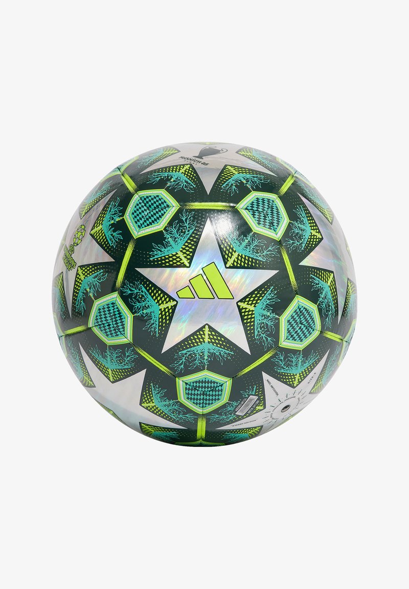 Pallone da calcio verde e argento con pannelli esagonali, caratterizzato da un design a stella e motivi geometrici. Realizzato in materiale sintetico, con superficie texturizzata.