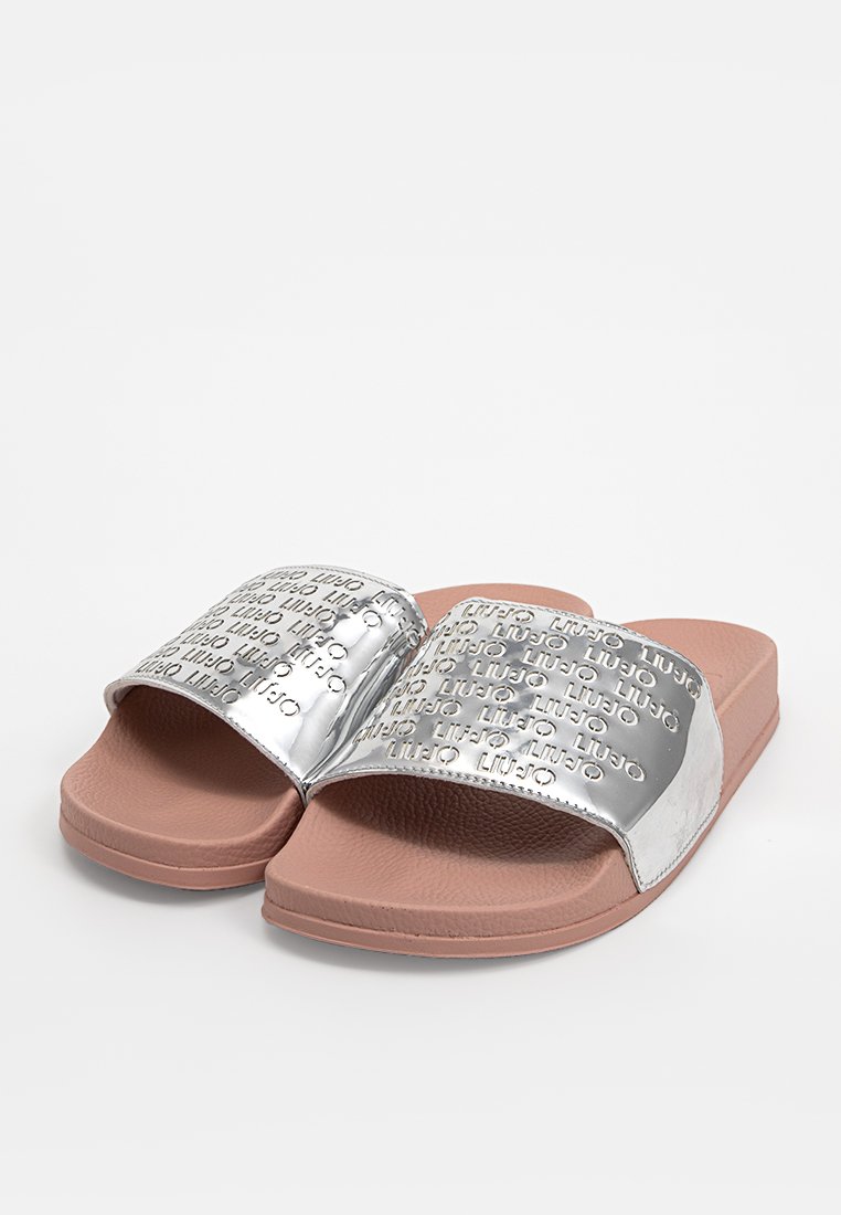 Sandali slide argento con una fascia testurizzata caratterizzata da lettering in rilievo e una suola in gomma rosa con una finitura liscia.
