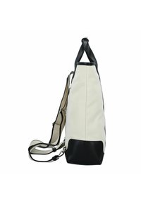 Borsa in tela con corpo crema, fondo in pelle nera, tracolla regolabile e manico superiore. Presenta una chiusura con zip e un design minimalista.