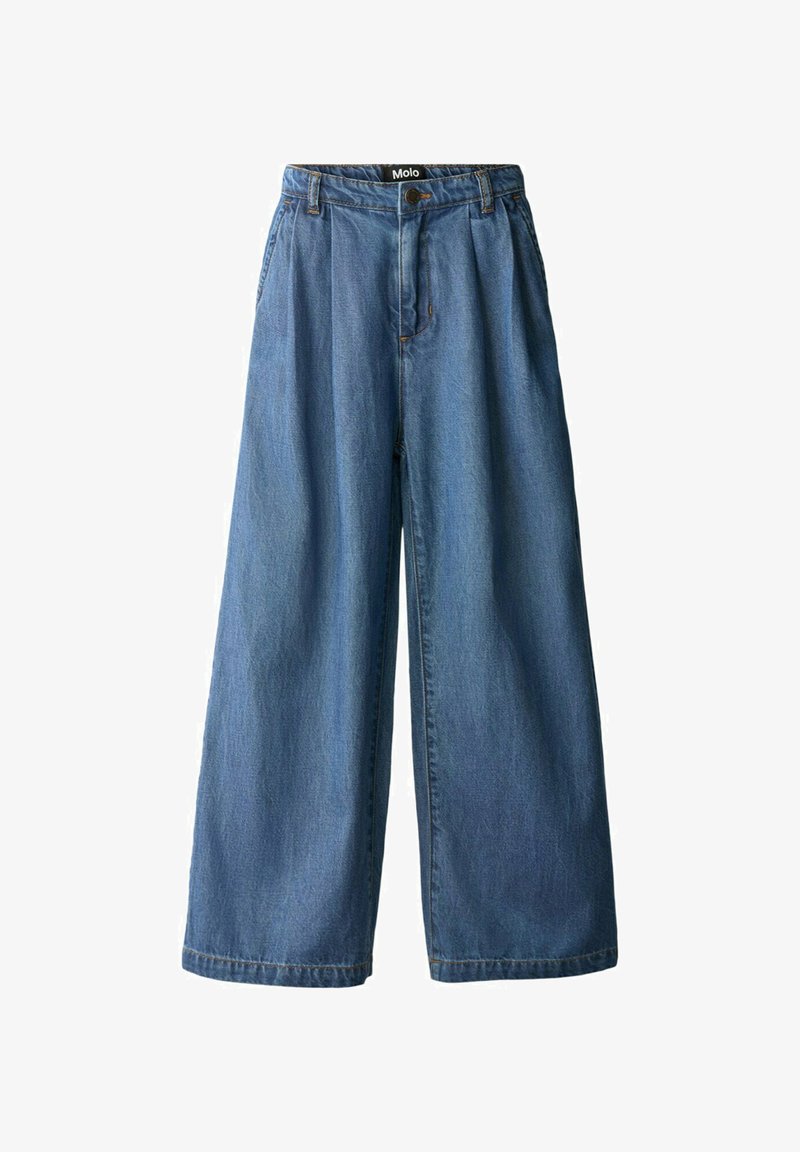 Jean denim bleu à jambes larges avec plis à l'avant, passants de ceinture, fermeture à boutons et poches, marqué "Molo" sur la ceinture.