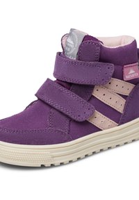 Fialové vysoké tenisky s kombinací texturované nubukové kůže a textilu. Dva nastavitelné popruhy na suchý zip a růžové detaily.