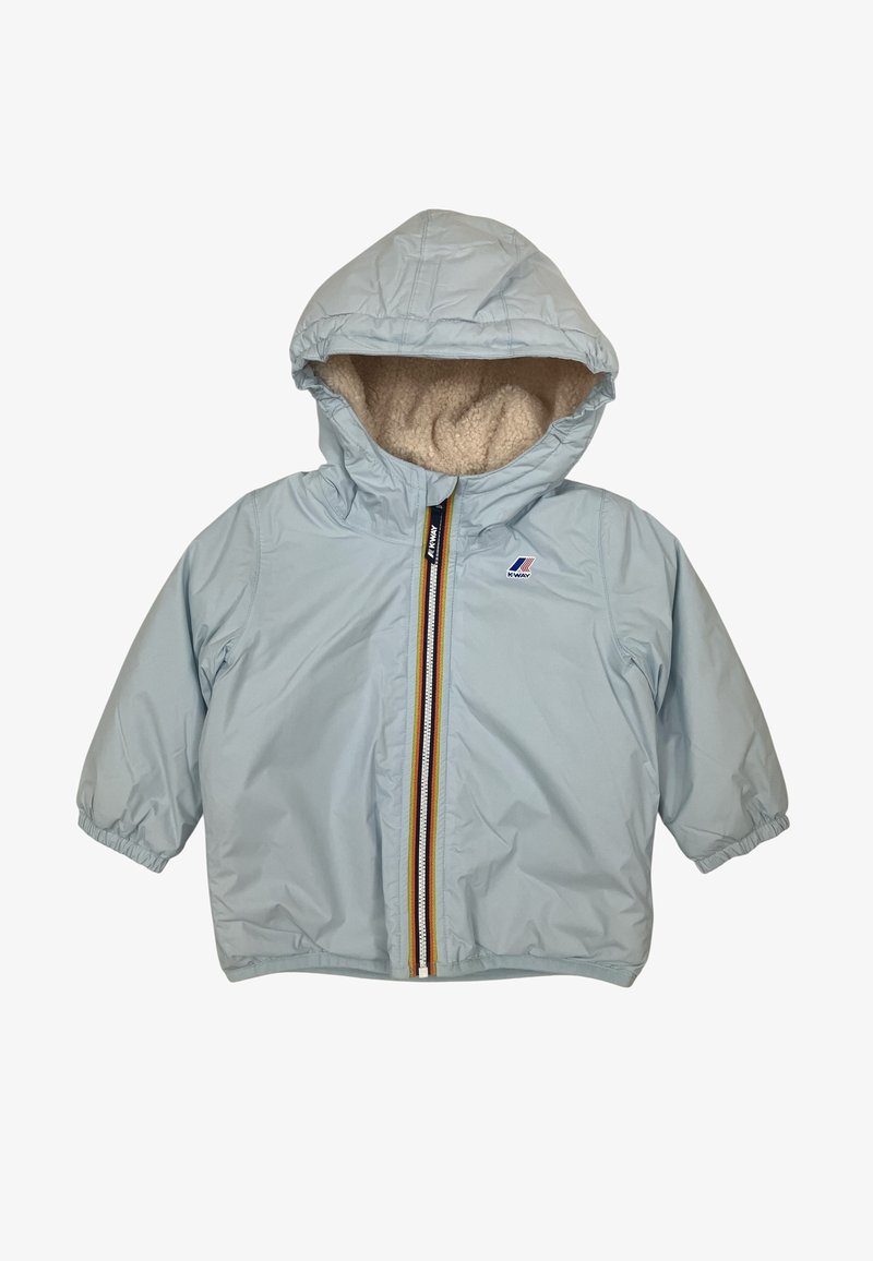 Giacca per bambino di colore azzurro chiaro con cappuccio, foderata in pile, con polsini elastici e chiusura frontale a zip, decorata con profili color arcobaleno e un piccolo logo sul petto.