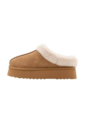 Zapatillas de casa tipo slip-on de ante marrón con un suave forro de piel sintética blanca y una suela de goma gruesa y texturizada, con un detalle de borde ondulado.
