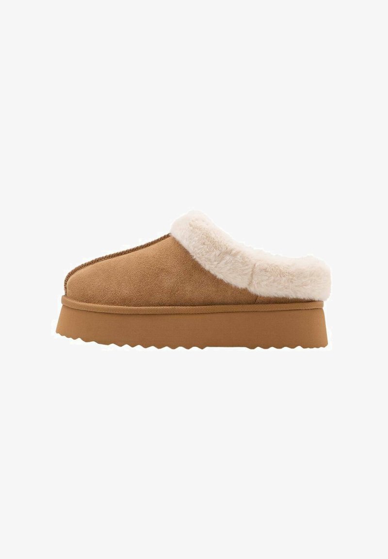 Pantofole slip-on in suede marrone, caratterizzate da un morbido rivestimento in pelliccia sintetica bianca e una suola in gomma spessa e testurizzata, con dettaglio a bordo scallop.