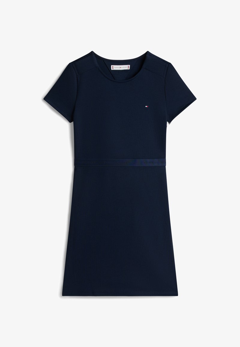 Κοντό φόρεμα σε ναυτικό μπλε με κοντά μανίκια και στρογγυλή λαιμόκοψη. Διαθέτει υφή υφάσματος και αντίθετη μέση με λογότυπο πάνω από το τελείωμα.