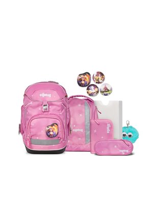 Rosa Schulranzen-Set mit Sternmustern, bestehend aus einem Rucksack, einer Lunchbox, einer Federtasche, einem Ordner, vier dekorativen Abzeichen und einem blauen flauschigen Schlüsselanhänger.