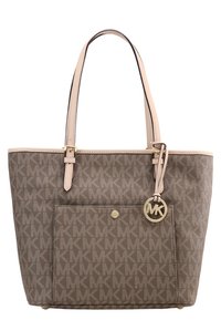 Sac fourre-tout en toile monogramme marron avec des anses en cuir rose, présentant une poche avant et un pendentif logo en métal doré.