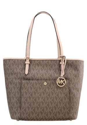 Sac fourre-tout en toile monogramme marron avec des anses en cuir rose, présentant une poche avant et un pendentif logo en métal doré.