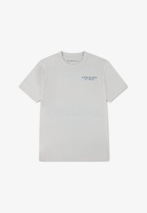 Fehér pamut rövid ujjú póló, bal mellrészen kék "ABERCROMBIE & FITCH" logóval, sima anyagú.