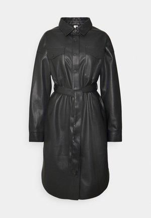 Schwarzes langärmliges Kleid aus Kunstleder mit durchgehender Knopfleiste, Gürtel in der Taille, Kragen und zwei Brustklappentaschen.