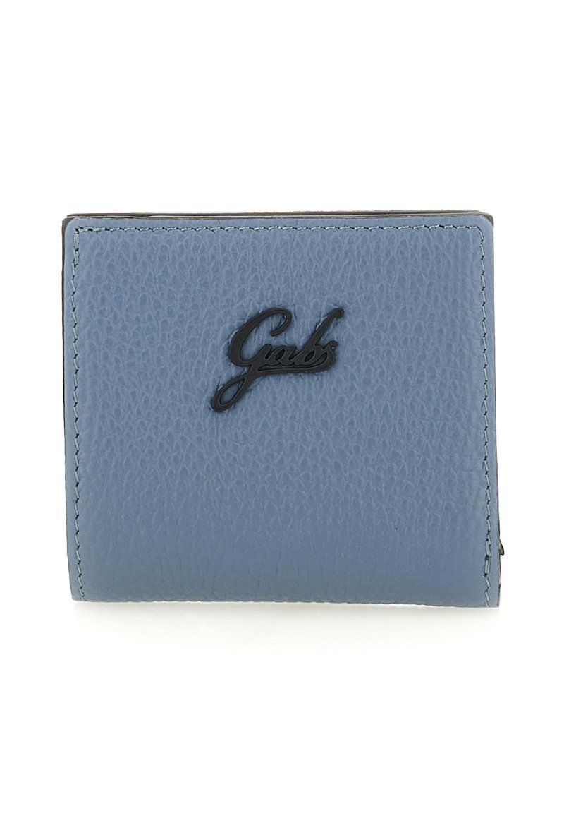 Portafoglio in pelle blu con texture, dotato del logo nero "Gabs" centrato sulla parte anteriore, mostra bordi cuciti e un design compatto e piegato.