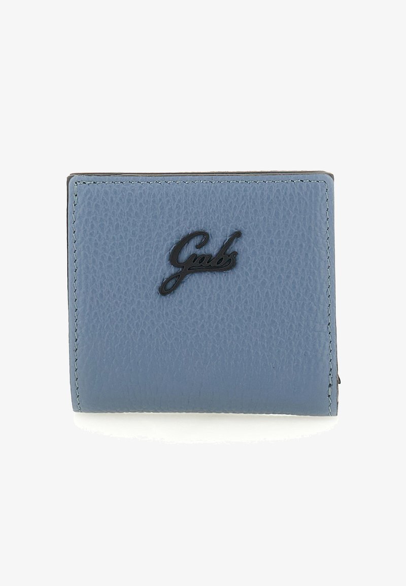 Portafoglio in pelle blu con texture, dotato del logo nero "Gabs" centrato sulla parte anteriore, mostra bordi cuciti e un design compatto e piegato.