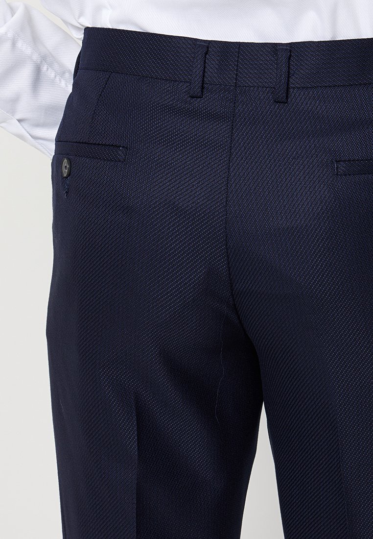 Helleblau maßgeschneiderte Hose mit strukturierter Webart, ausgestattet mit Gesäßtaschen und einem Knopfverschluss. Gerades Bein mit Gürtelschlaufen.