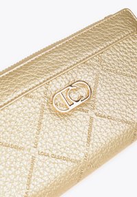 Peněženka se zlatou texturou, která má zipové uzavírání, ražené logo a ozdobný zlatý kovový prvek. Kompaktní a sofistikovaný design.