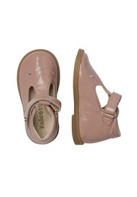 Chaussures en cuir verni rose avec un bout rond, un design découpé et une bride ajustable. Semelle de couleur claire et perforations décoratives sur le dessus.