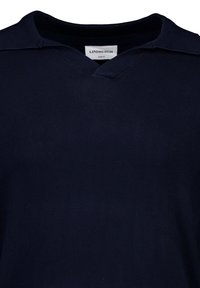 Granatowa, dopasowana koszulka polo z dekoltem w serek, wykonana z gładkiej tkaniny. Posiada złożony kołnierzyk i minimalistyczny design bez wzorów.