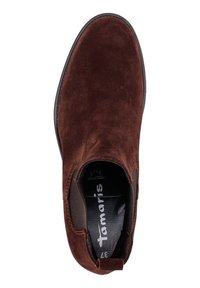 Stivaletto alla caviglia in camoscio marrone con pannelli elastici laterali, punta rotonda e suola strutturata. Interno con marchio e sottopiede imbottito.