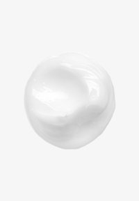Crème blanche avec une texture lisse et brillante, en forme circulaire. La surface semble légèrement tourbillonnée, indiquant une consistance légère et aérée.