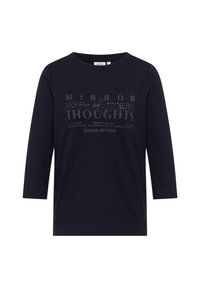 Navyblaue Langarmshirt aus weichem Stoff, mit einem strukturierten Grafikdruck in hellen Metallicfarben und verschiedenen Textelementen.