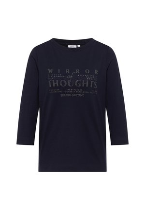 Maglietta a maniche lunghe blu navy realizzata in tessuto morbido, con una stampa grafica testurizzata in colori metallici chiari e vari elementi testuali.