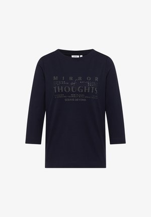Chemise à manches longues bleu marine en tissu doux, avec une impression graphique texturée dans des couleurs métalliques claires et divers éléments de texte.