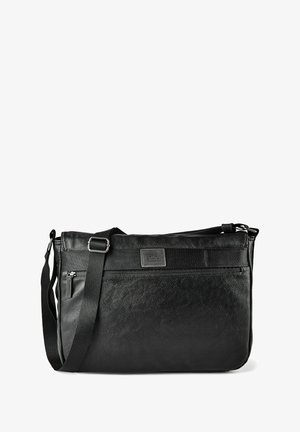 Bolso bandolera de cuero negro con correa ajustable, bolsillo frontal con cremallera y pequeña etiqueta de marca sobre fondo blanco.