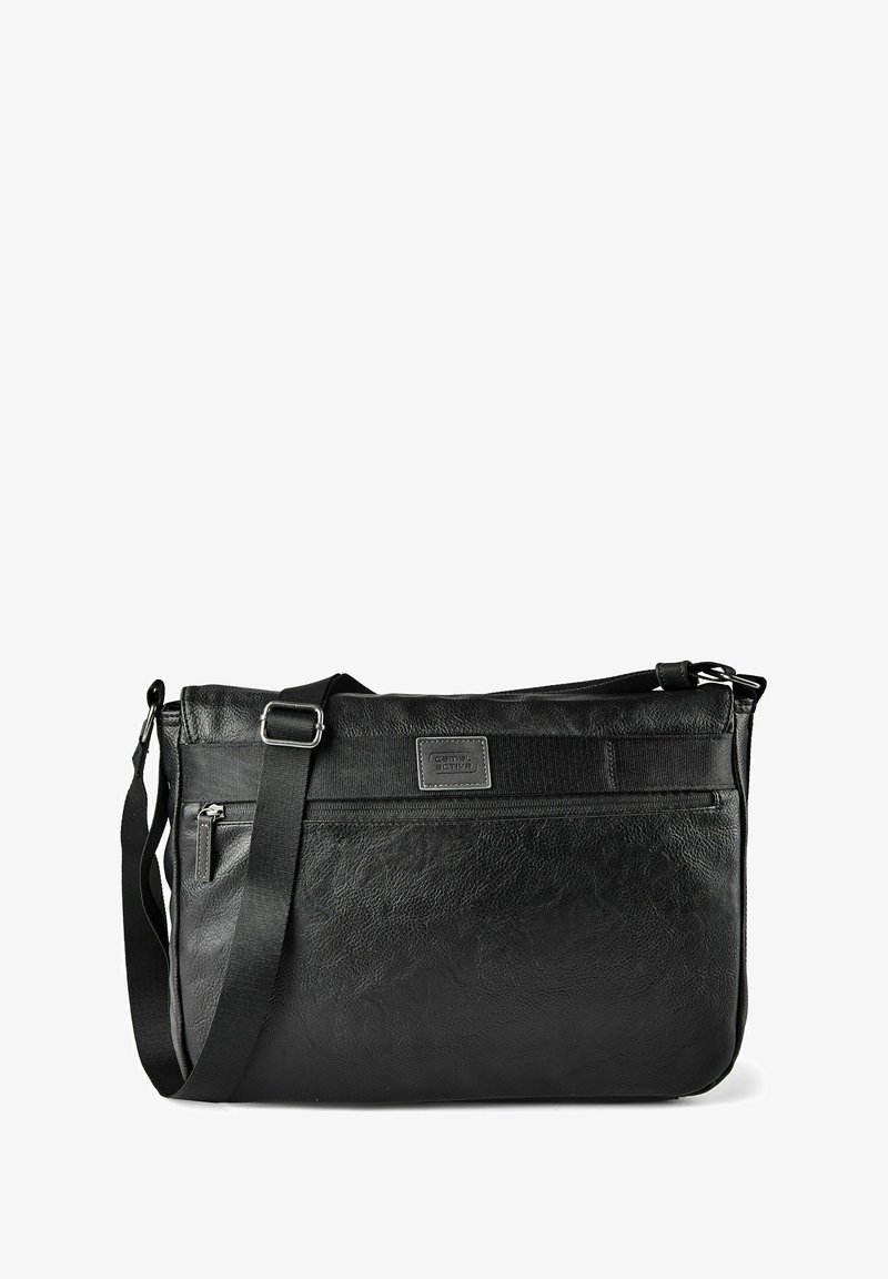 Schwarze Leder-Umhängetasche mit verstellbarem Riemen, Frontreißverschlussfach und kleinem Markenschild vor weißem Hintergrund.